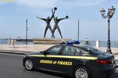 Taranto, fermato dalla Gdf per un controllo di routine: beccato con oltre 50 kg di hashish