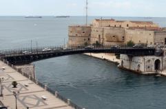 Momenti di paura a Taranto, guasto durante la chiusura del ponte girevole