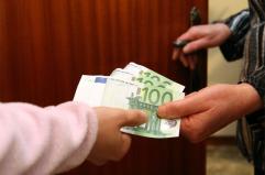 Bari, finti corrieri consegnano un pacco a un'anziana e si fanno consegnare 5mila euro: denunciati due campani in trasferta