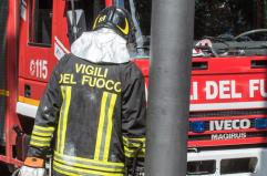 Alberi divelti e cartelloni pericolanti a causa del forte vento, decine di interventi dei vigili del fuoco nel Barese