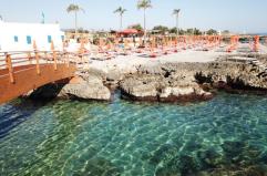 Ottagono, un ponticello su acque cristalline del lido che sa coccolare