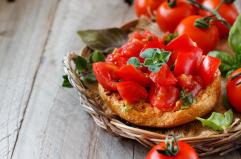 Ode alla frisa pugliese, il piatto tipico dell’estate