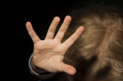 Maltrattava la figlia di nove anni con botte e morsi: indagata 40enne in Salento