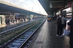 Treni bloccati tra Foggia e Bari: fino a 100 minuti di ritardo per un’auto sui binari a Santo Spirito