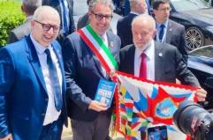 G7, Lula dona al sindaco di Carovigno la spilla del Brasile