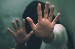 Salento, bimba di 10 anni racconta gli abusi al maestro: indagato il compagno della madre