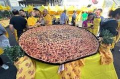Focaccia barese da record: ecco la "ruota" da 40 chili e 2 metri di diametro