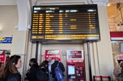 Caos treni a Bari, la denuncia: «Passeggeri costretti a continui spostamenti tra i binari per mancanza di info»