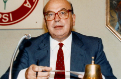 Quell’addio a Craxi tra i garofani rossi