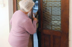 Bari, 74enne insegue e cerca di fermare il rapinatore: lui la travolge con l&rsquo;automobile e fugge