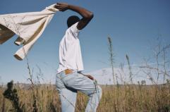 Denim oversize: un grande classico del comfort che torna per l’estate