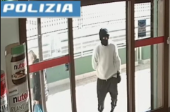Barletta, rapinatore di un supermercato «tradito» dai vestiti e dal coltello usato: arrestato