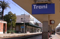 Trani, investita una persona sui binari: circolazione ferroviaria sospesa sulla linea Foggia–Bari