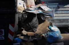 Bari, le video trappole contro gli «sporcaccioni»: in un mese individuati 800 abbandoni di rifiuti grazie all'IA
