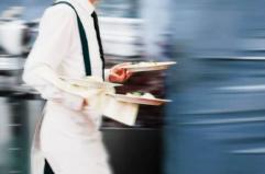 Taranto, la denuncia di un cameriere 24enne: «Ho lavorato 10 giorni da schiavo in pizzeria, 195 euro per 80 ore di lavoro»