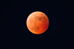 La Puglia sotto l'eclissi della Luna di Sangue: il 7 settembre il cielo si tinge di rosso