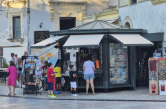 Matera, il sogno di Michela: a 29 anni salva l’edicola di piazza Vittorio Veneto