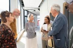Gallipoli, l'attrice Helen Mirren in visita al Centro tumori: «Raccogliamo fondi, aiutiamo a sconfiggerli»