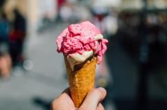 Foggia, cliente pretende più gelato e aggredisce la commessa: poi la offende con insulti razzisti