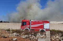 Racale, scoppia un maxi incendio vicino la stazione: fiamme in un capannone a ridosso delle abitazioni, stop ai treni VIDEO
