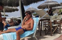 Antonio Conte in vacanza nel suo Salento: in spiaggia a Porto Cesareo selfie e sorrisi con i fan