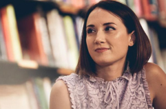 Torna Felicia Kingsley con il nuovo libro «Scandalo a Hollywood»: «Il giornalismo al centro del romanzo»
