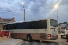 Corato, parcheggia il pullman di linea senza freno a mano: il mezzo si schianta contro muretto una pizzeria