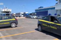 Latitante ricercato da mesi arrestato al porto di Bari: era nascosto fra la merce in un camion diretto in Albania
