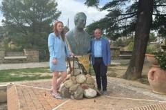 Scoppia la bufera ad Aliano: sindaco immortalato con la delegazione israeliana vicino alla tomba di Levi. L'attacco dell'Anpi