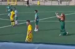 Fa il dito medio all'arbitro dopo l'espulsione: daspo alla dg del Manduria Elsa Occhilupo