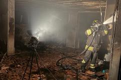 Bitritto, incendio nella notte in un box auto: chiuso l'asilo al piano terra, evacuati i condomini VIDEO