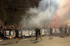 Foggia, tifosi in rivolta: Curva Nord e Sud lasciano vuoto lo stadio e manifestano davanti alla Prefettura FOTO