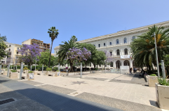 Piazza Cesare Battisti, la frontiera: luogo di tensione nei mesi estivi, ora può diventare il nuovo punto di ritrovo