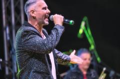 «Contro Decaro c'è solo Mellone», ma lo show è patrocinato dal Comune di Nardò: polemiche per la tarantella del comico