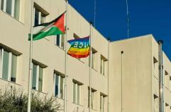 Shock a Cisternino: al posto del tricolore sventola la bandiera palestinese. Scoppia la polemica
