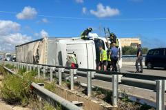 Camion si ribalta verso Brindisi, traffico rallentato sulla statale 16