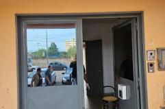 Bitonto come il Bronx, la palazzina popolare trasformata in supermarket della droga: residenti costretti a non uscire VIDEO