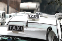 Bari, sospesa per 30 giorni la licenza per un tassista: applicava tariffe irregolari