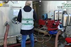 Sequestrato vino privo di tracciabilità nel Foggiano: tra Puglia e Basilicata sigilli a 12mila ettolitri, giro da 4 milioni