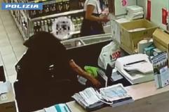 Manduria, si nasconde dietro espositori in un supermercato, apre la cassa e scappa con 1000 euro: denunciato