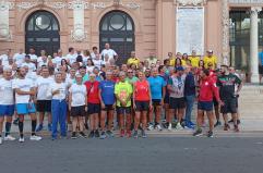 Bari, flash-mob dei runner stretti attorno a Vito, 62enne colpito da un uovo che ha rischiato di perdere l'occhio VIDEO