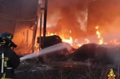 Maxi incendio a Giovinazzo, distrutti due capannoni, un terzo danneggiato: sotto sequestro
