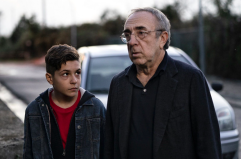 Silvio Orlando insegnante di piano incontra il figlio di un camorrista nel quartiere napoletano di Forcella