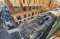 A Bari i lavori in via Argiro tra blackout, disagi e proteste. La rabbia dei commercianti: «Il cantiere è lento»