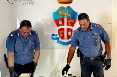 Copertino, perquisizione antidroga: in casa armi da guerra e stupefacenti. Un arresto