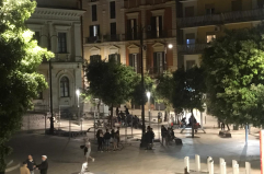 Vende alcolici dopo mezzanotte : a Bari chiude il chiosco della discordia