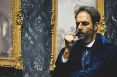 Neri Marcorè diventa «Sherlock Holmes»: il musical fa tappa a Bari