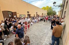 Taurisano, la protesta dei genitori: «Ai nostri figli avete dato olio contraffatto»