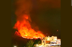 Maxi-incendio preoccupa la «città fantasma» di Craco: fiamme visibili a chilometri, vigili del fuoco in azione