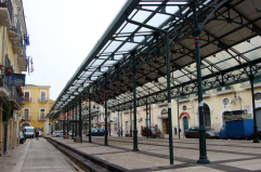 Foggia, violenta aggressione in Piazza Mercato: 19enne picchiato dal branco, medicato in ospedale